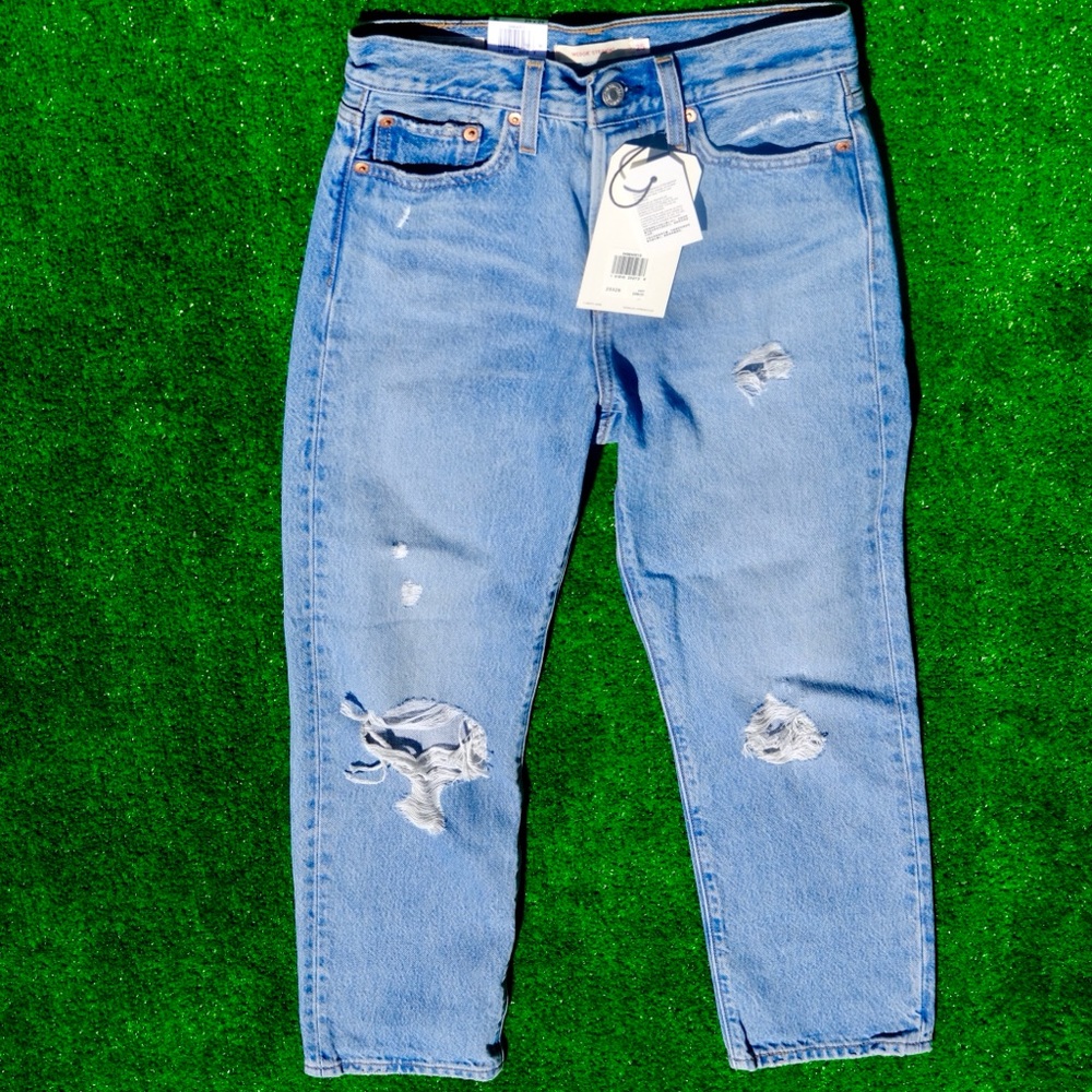 NWT Levi’s Wedgie Straight Ripped Light Wash Jeans